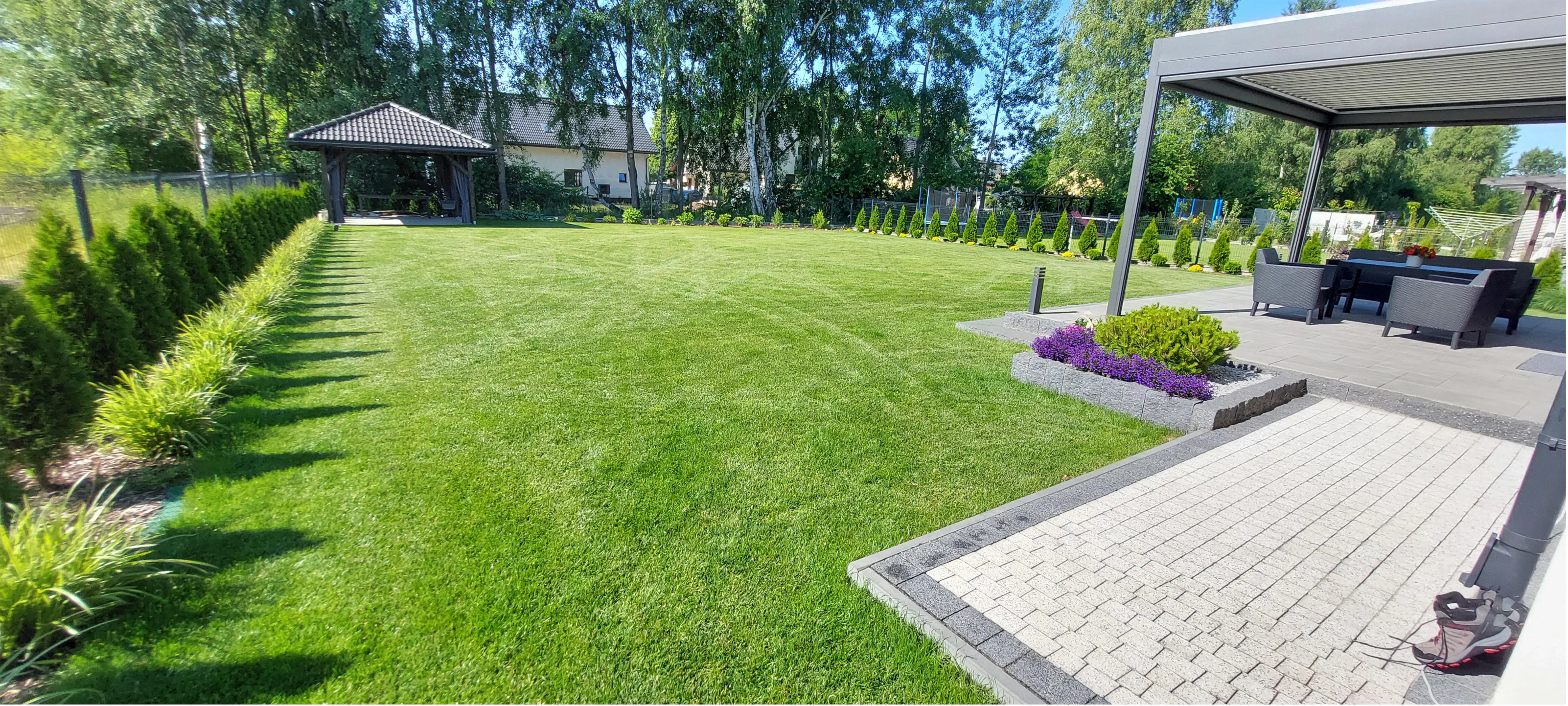 Efekt po montażu systemu nawadniania – idealny trawnik bez śladu po pracach, nawadnianie ogrodu Śląsk