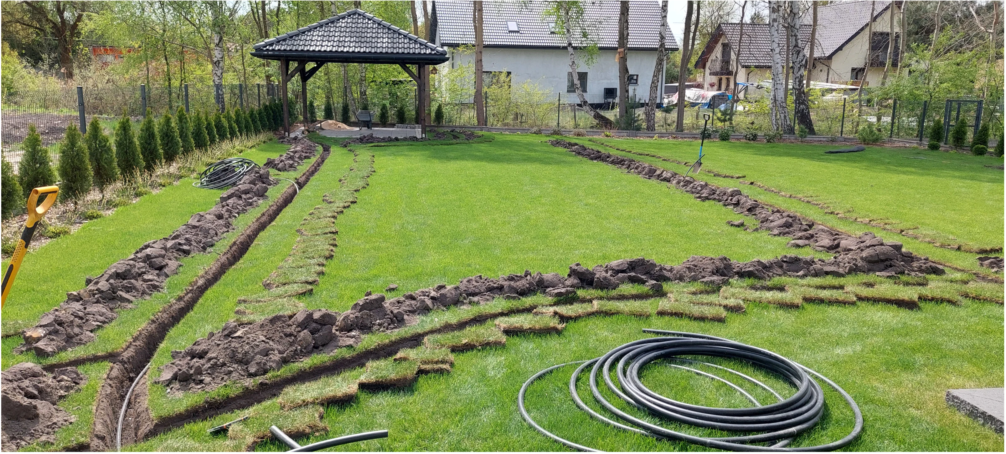 Montaż nawadniania ogrodu Śląsk – wykopy w trawniku w trakcie prac, Katowice, Tychy, Mysłowice