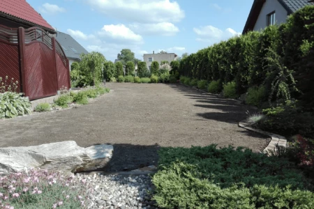 Starannie przygotowane podłoże przed wysiewem trawy w ogrodzie na śląsku