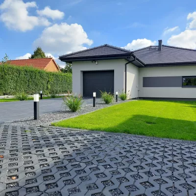 Trawnik razem z rabatami i oświetleniem w Sosnowcu